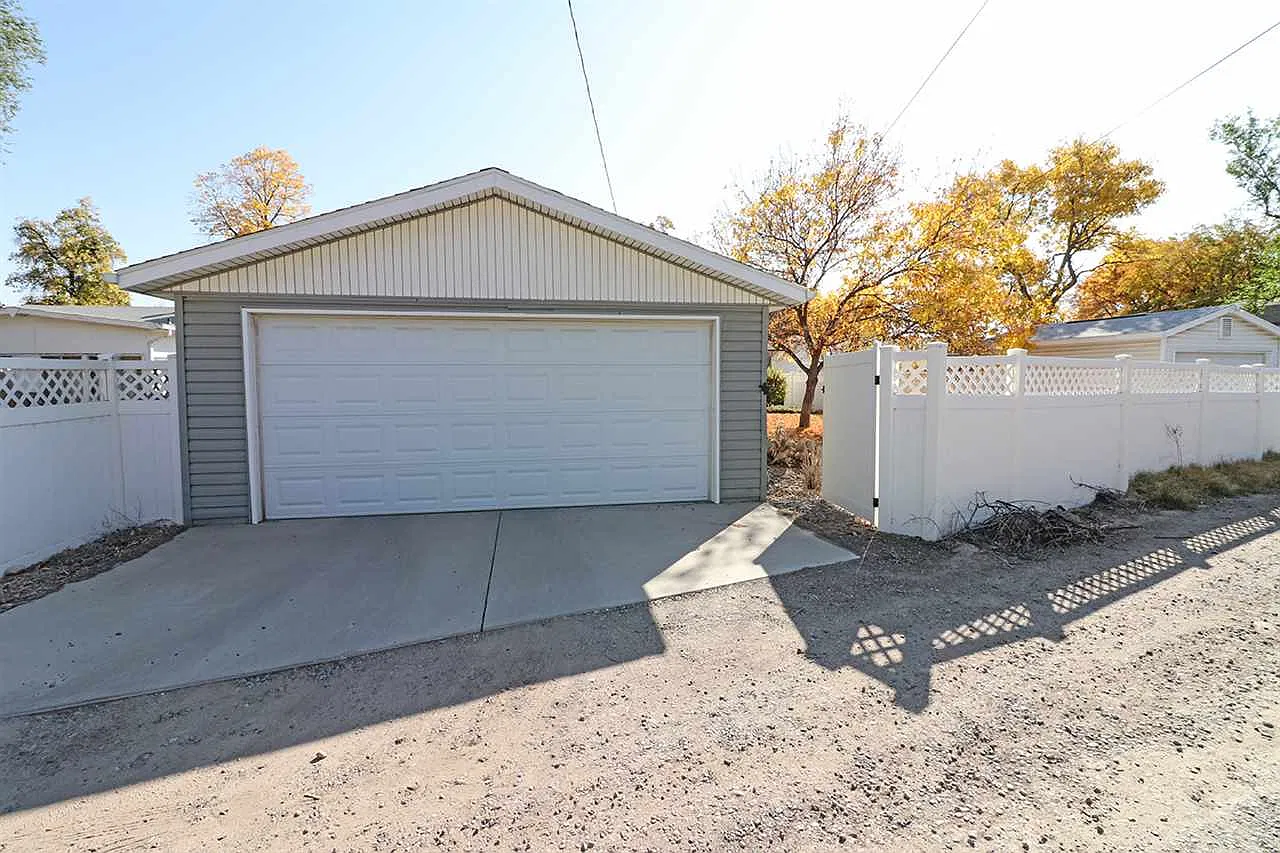 3 bed, 1404 sqft, $2,300 — Photo 4