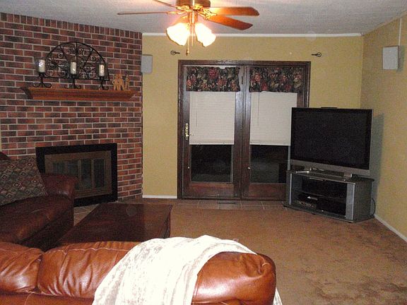25'x15' Family Room with fireplace