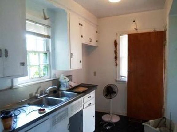 3rd image of 230 Fountain Ave