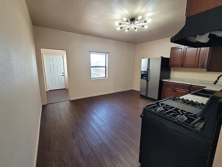 411 E Edison Ave — Photo 5