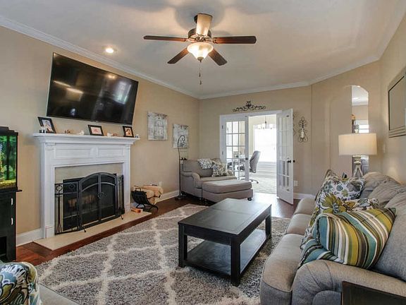 5th image of 709 Evergreen Ct