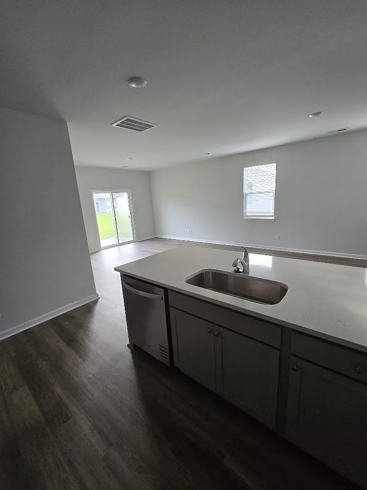5 bed, 2361 sqft, $950 — Photo 4