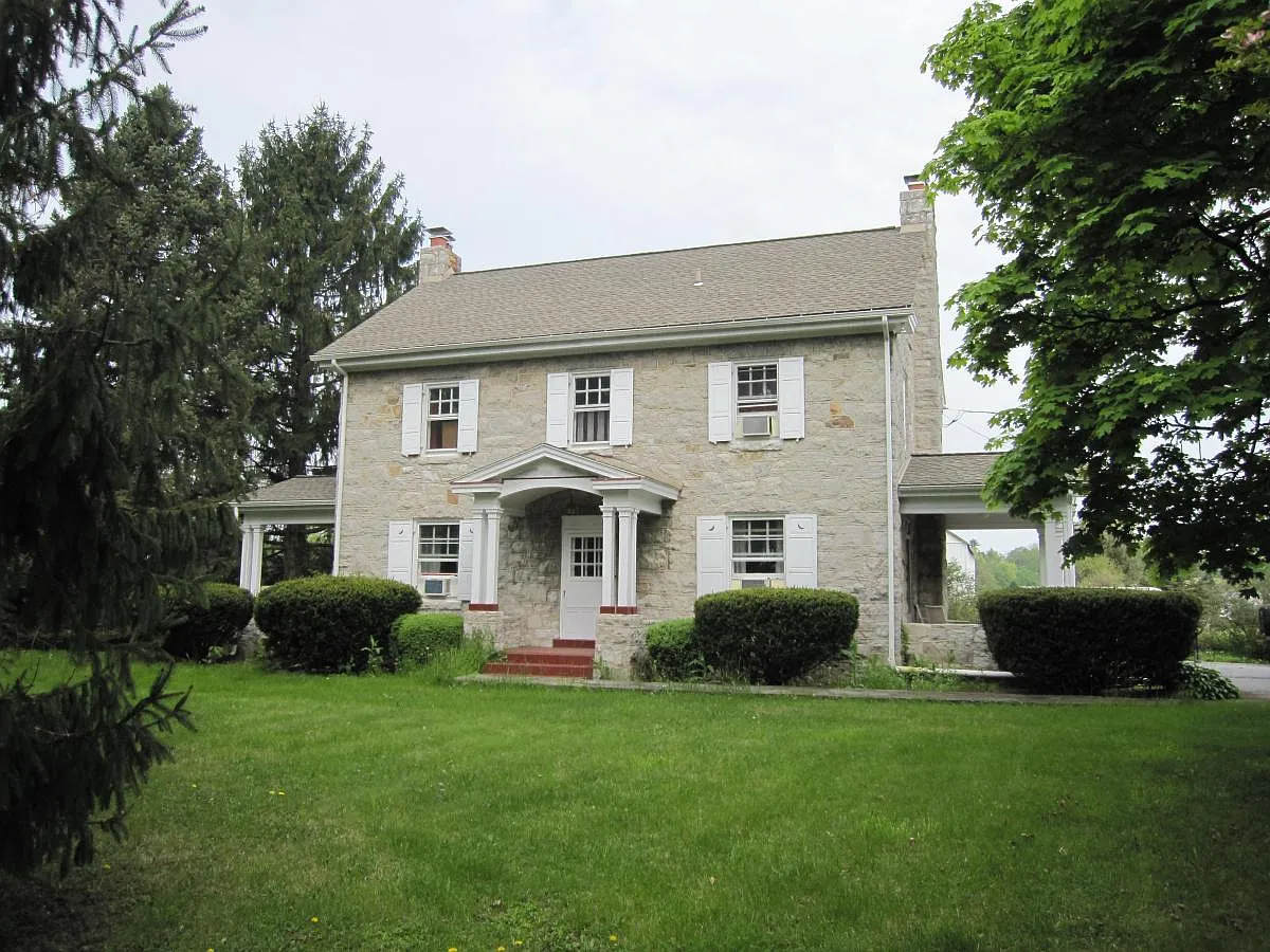 3 bed, 1.5 bath, 2100 sqft, $2,000 — Photo 1