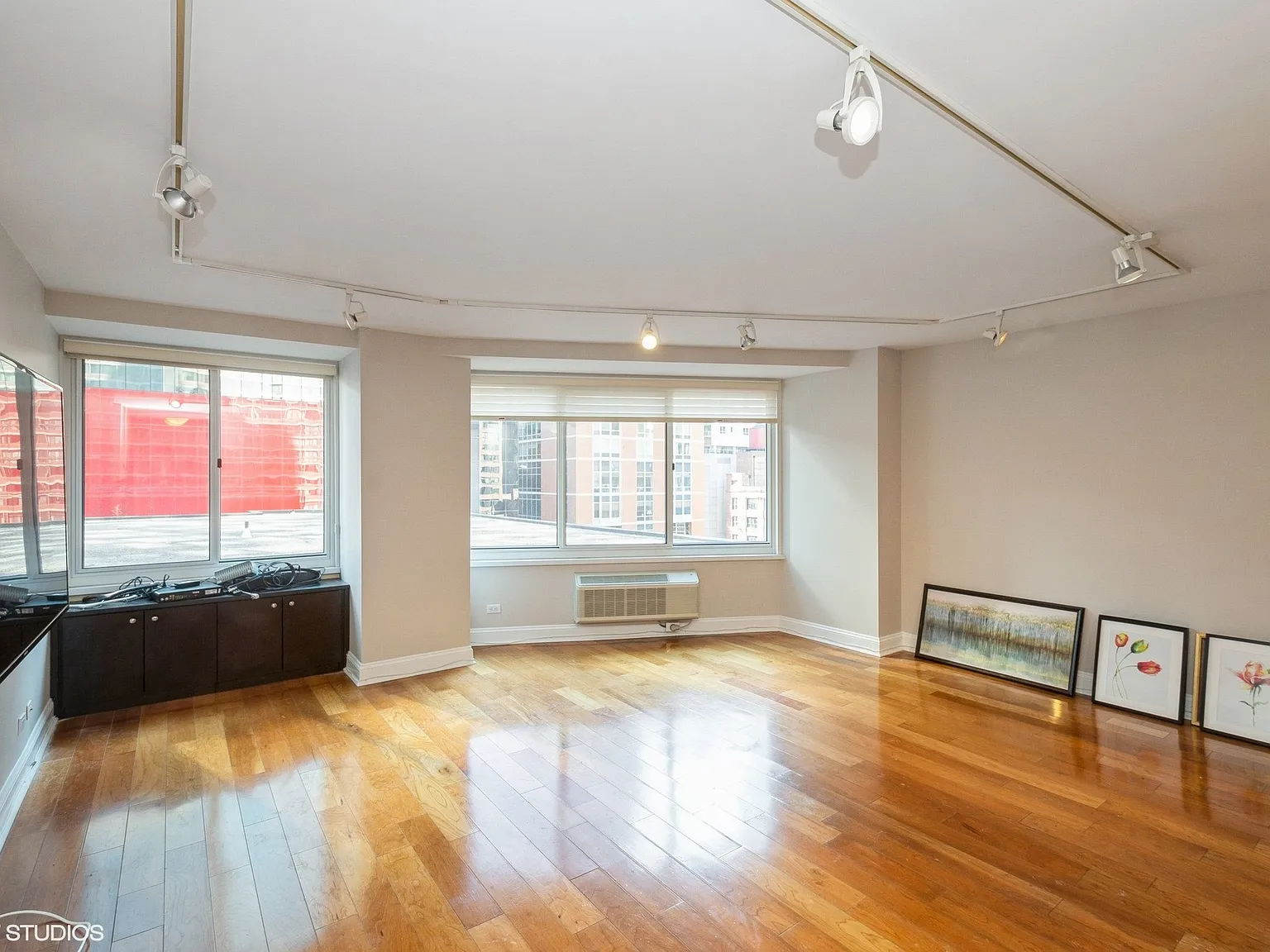 2 bed, 976 sqft, $3,700 — Photo 2