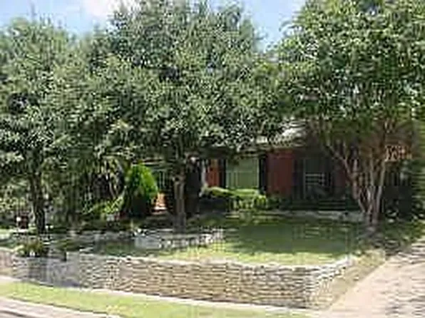 1811 Old Oak Dr, Arlington, TX 76012
