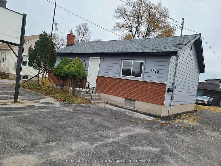 1775 Oxford St E #A — Photo 1