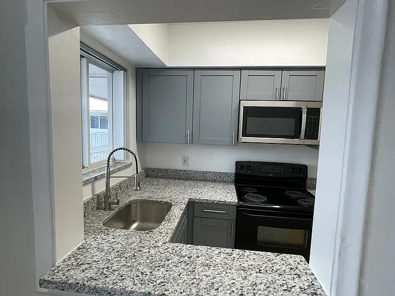 6400 NE 18th Ave #14 — Photo 7