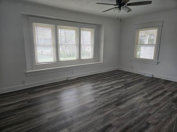 3rd image of 7922 Metropolitan Ave