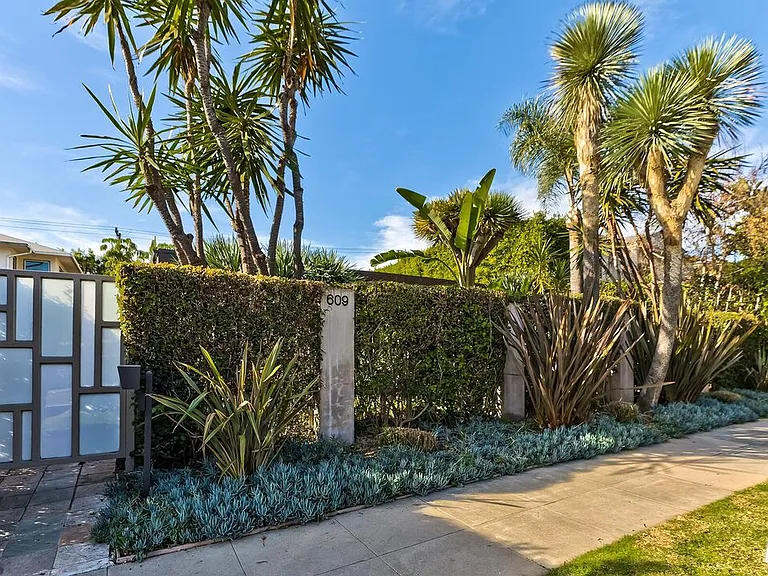 609 N Doheny Dr #C — Photo 9