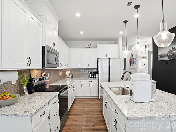 2nd image of 3832 Amalia Pl