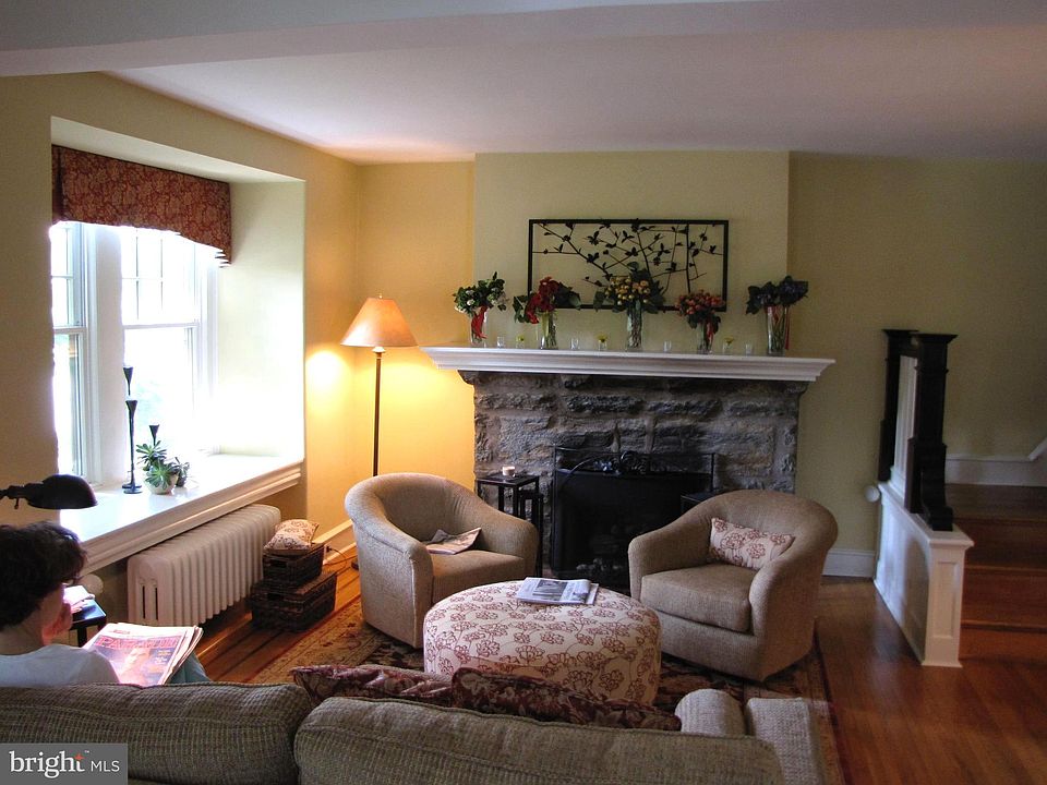 2nd image of 219 E Meade St