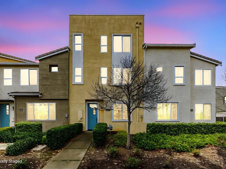 10946 International Dr — Photo 38