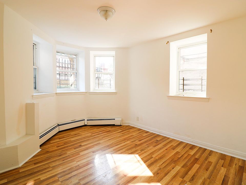 LIVING ROOM (UN-STAGED)