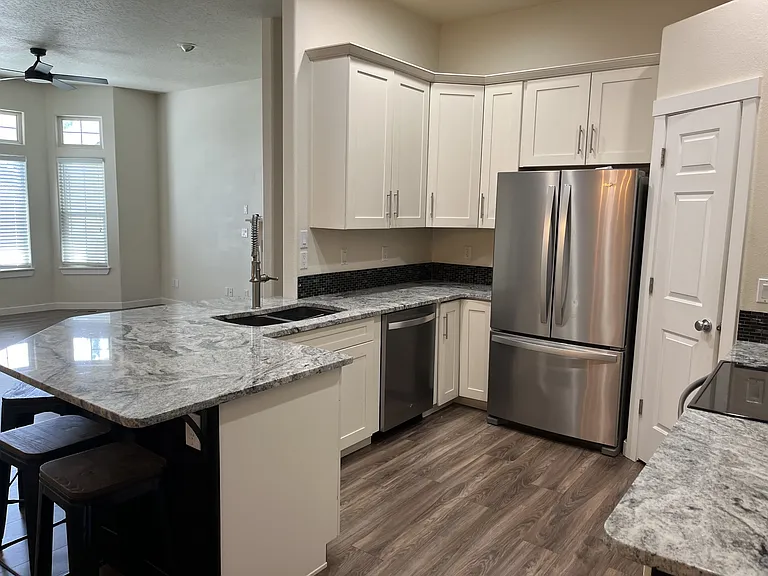 1820 W Camelot Dr — Photo 7