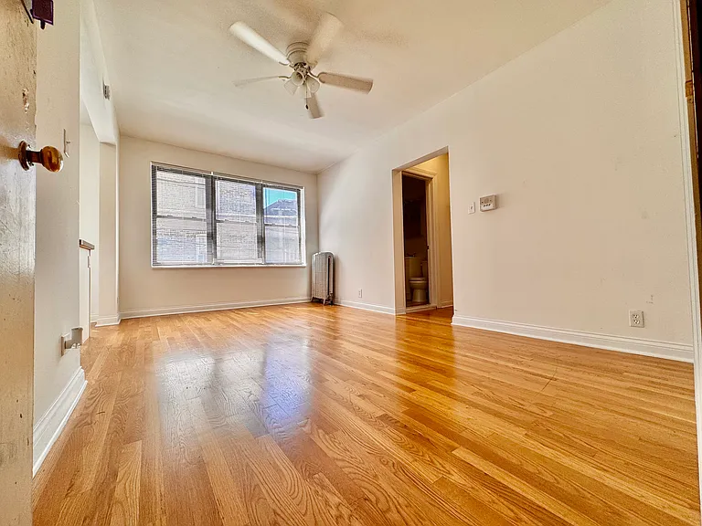 4350 N Ashland Ave — Photo 2