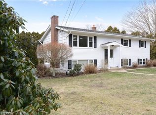 15 Sequin Dr, Groton, CT 06340