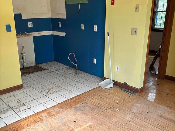 2nd image of 1 Howes Road UNIT 1
