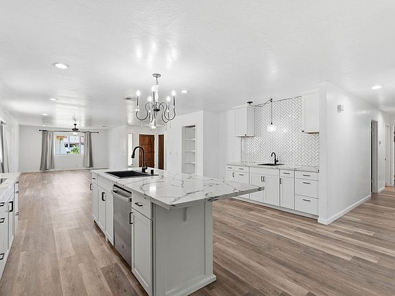 3rd image of 1924 S Royal Oaks Drive