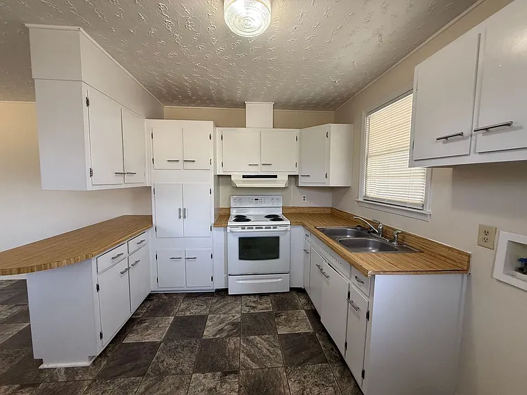 304 Old Hammock Rd — Photo 3