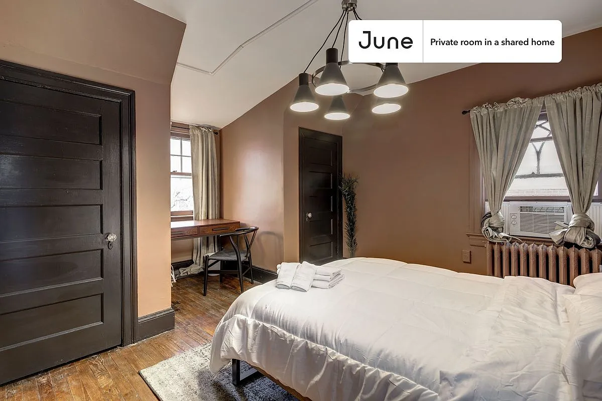 Full bedroom in 7 bed/3.5 bath home in Woodley Park #115 3C — Photo 3