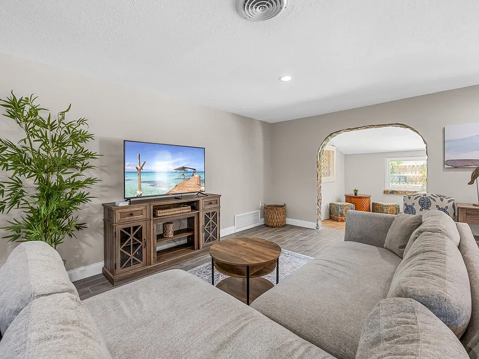 128 Martin St #ID1250956P