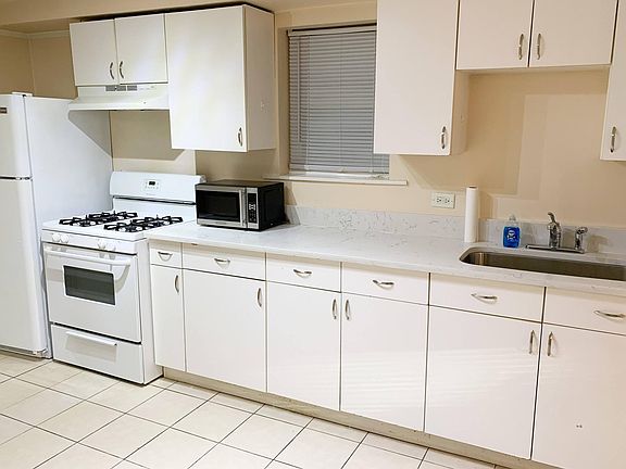 4th image of 3111 N Southport Ave