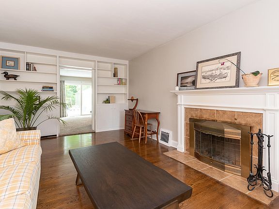 4th image of 744 Montrose Ave