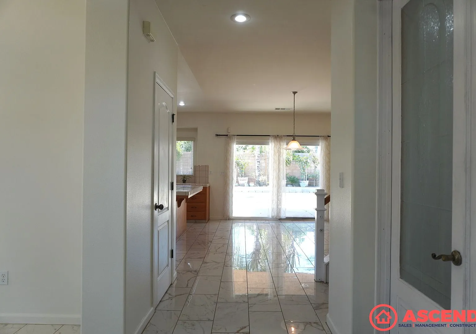 Move-In Special! Deposit Moves You In! Beautiful 5-Bedroom Home with Fireplace & Garage in Delano — Photo 3