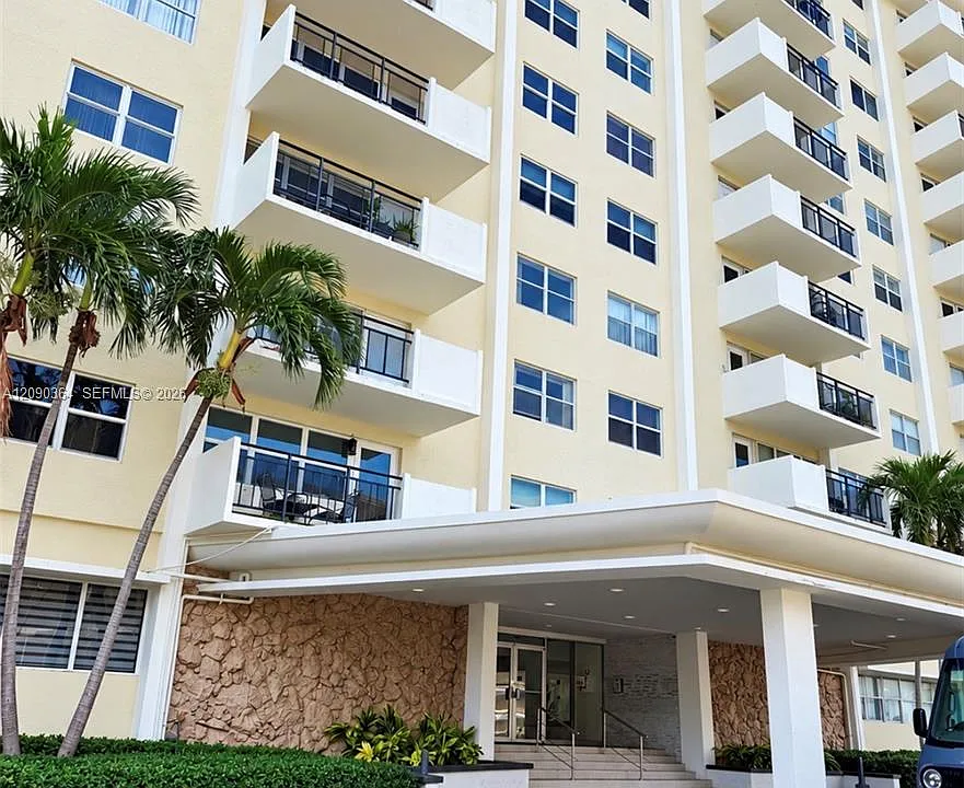 401 Golden Isles Dr #1015