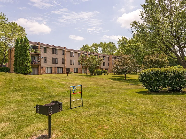 Windsor South Apartments — Photo 22