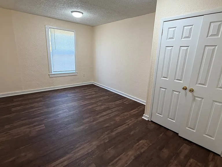 300 N James Ave — Photo 10