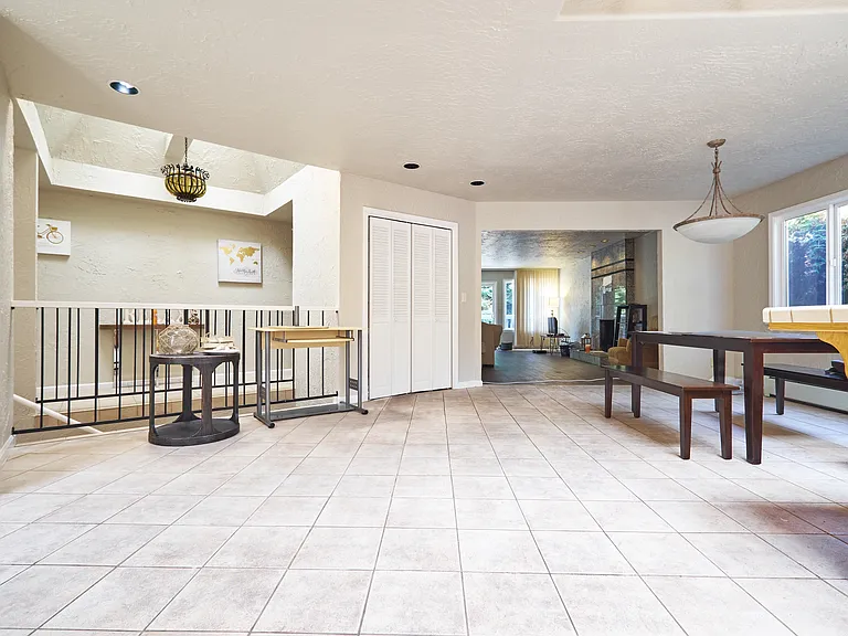 105 Western Ct — Photo 3