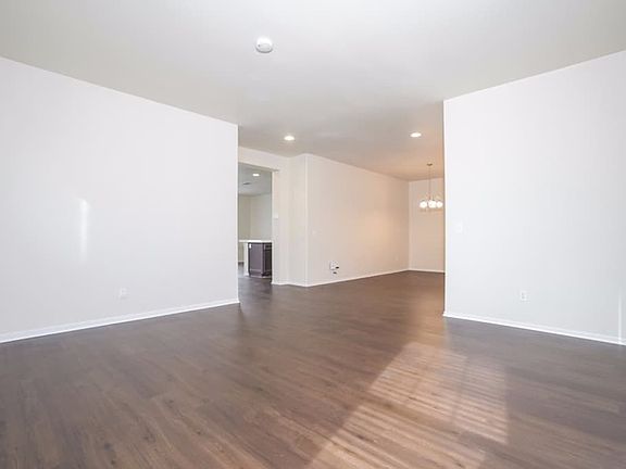 4th image of 44629 Jefferson St