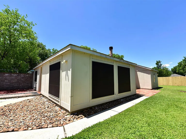 16222 Queensdale Dr — Photo 4