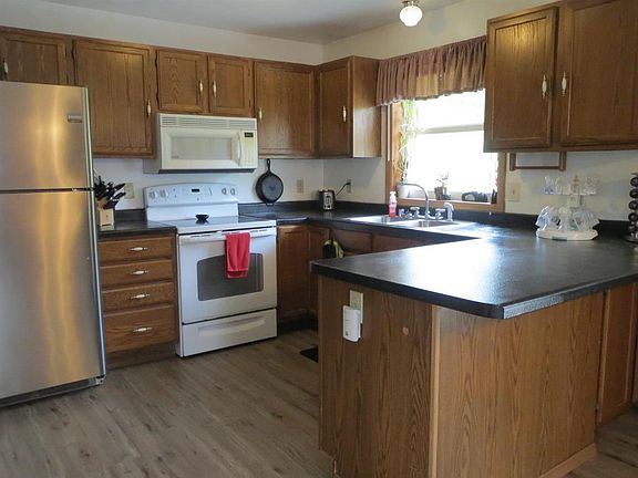 Kitchen with Breakfast Bar