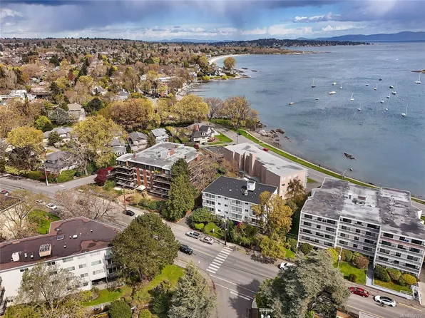 1400 Newport Ave #102, Oak Bay, BC V8S 5E9