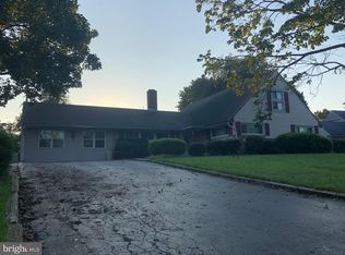 34 Round Hill Rd, Levittown, PA 19056