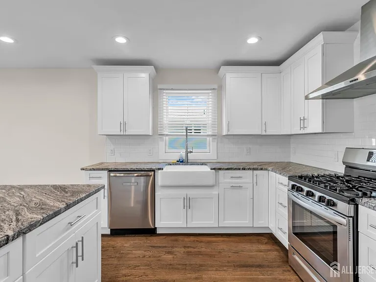 36 Van Buren Ave — Photo 7