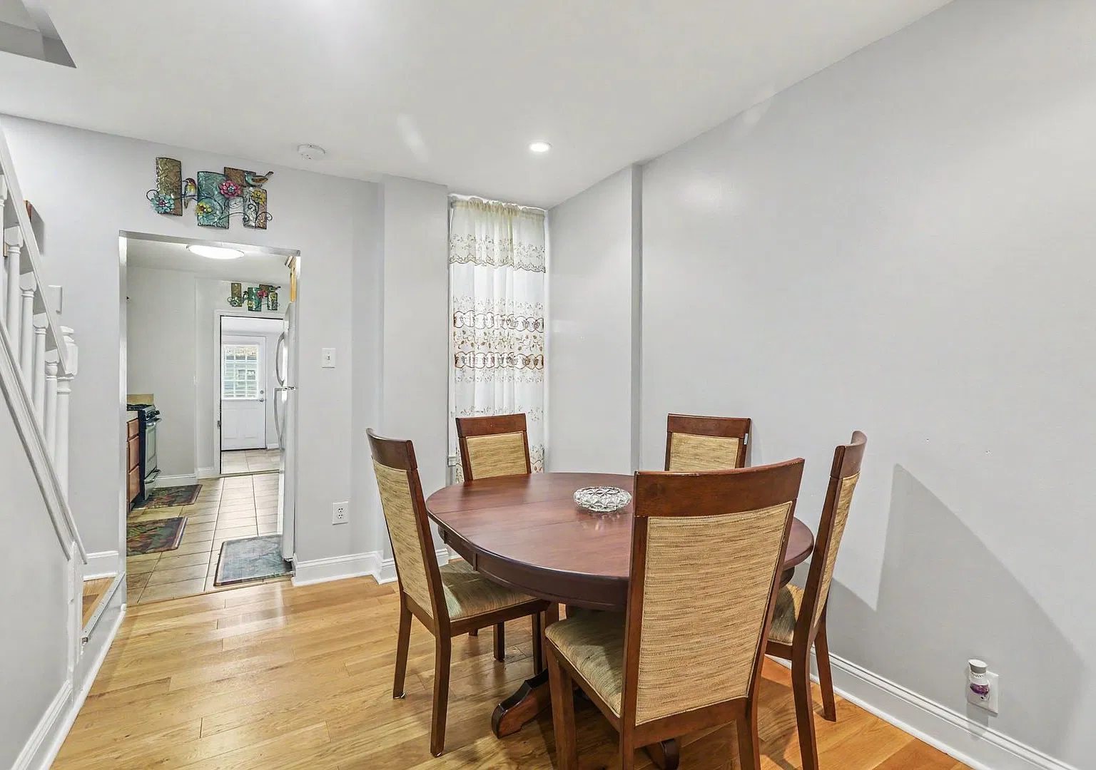 Well-Kept 3BR Rowhouse — Photo 4