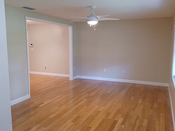 3rd image of 982 Oak Dr