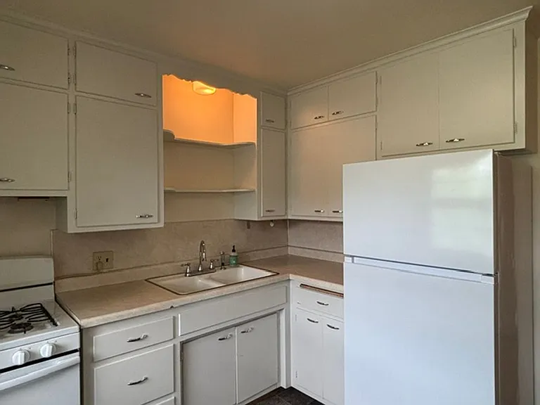 1330 Saint Clair Ave — Photo 7