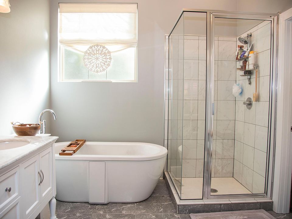 Master bath, walk in shower, walk in closet, separate toilet