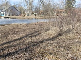 214 Wildwood Dr, Ingleside, IL 60041