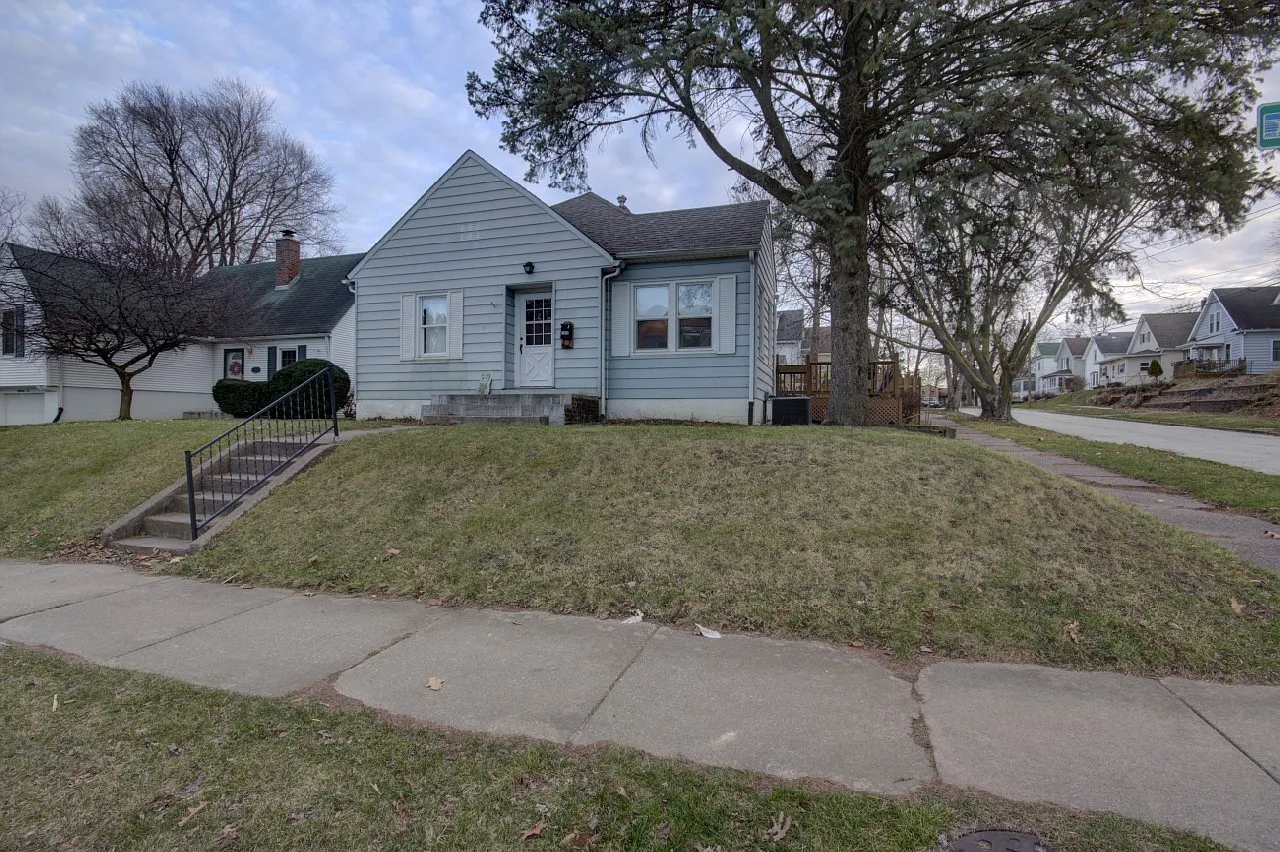 Charming 2 Bedroom Home in Moline! — Photo 1