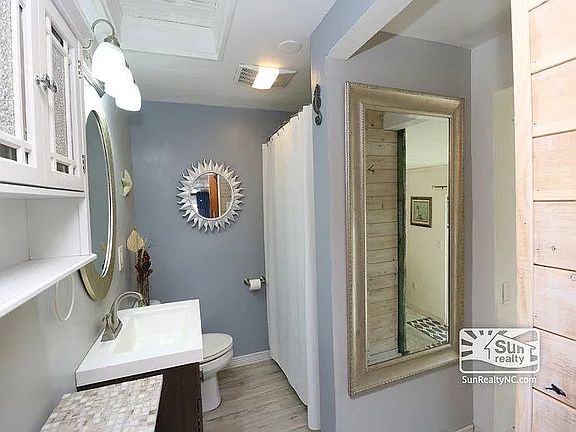 Main bedroom bathroom