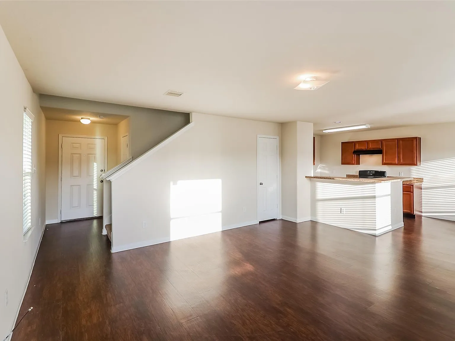 3 bed, 2.5 bath, 1539 sqft, $1,900 — Photo 3
