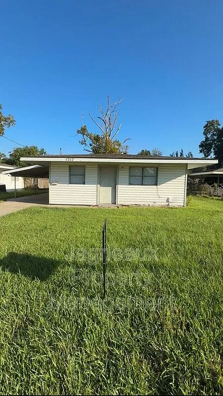 3 bed, 1.0 bath, 1040 sqft, $1,000 — Photo 1