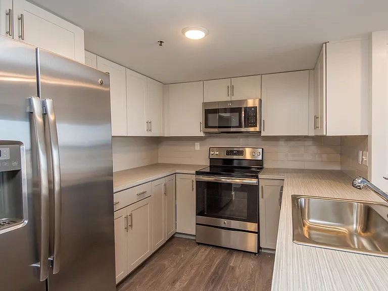 Park Plaza Apartments — Photo 15