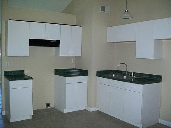 5th image of 46 Davenport St