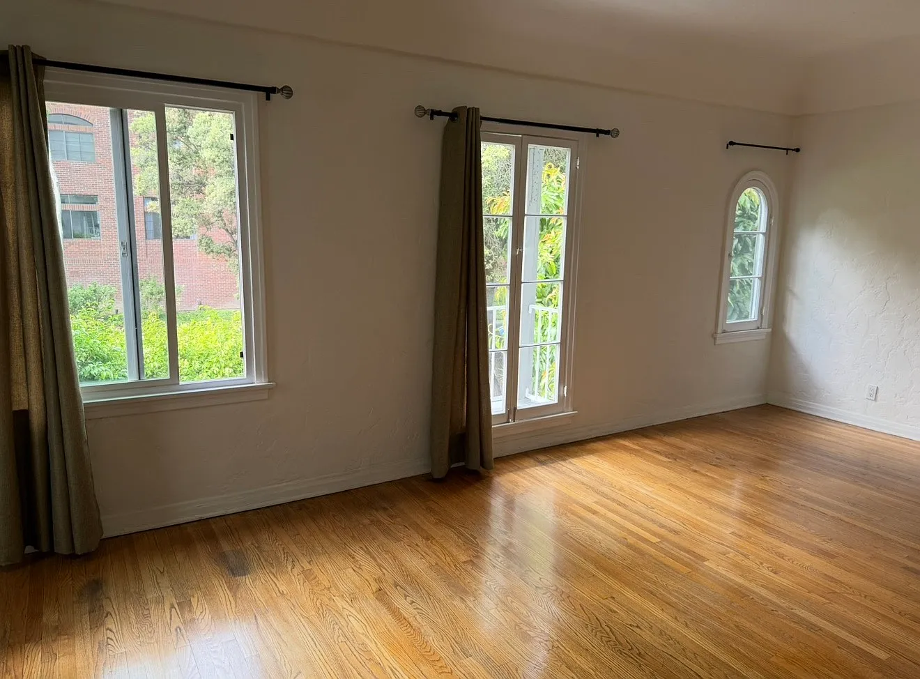 232 N Clark Dr — Photo 1